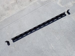 両端にアングルキャップをはめる