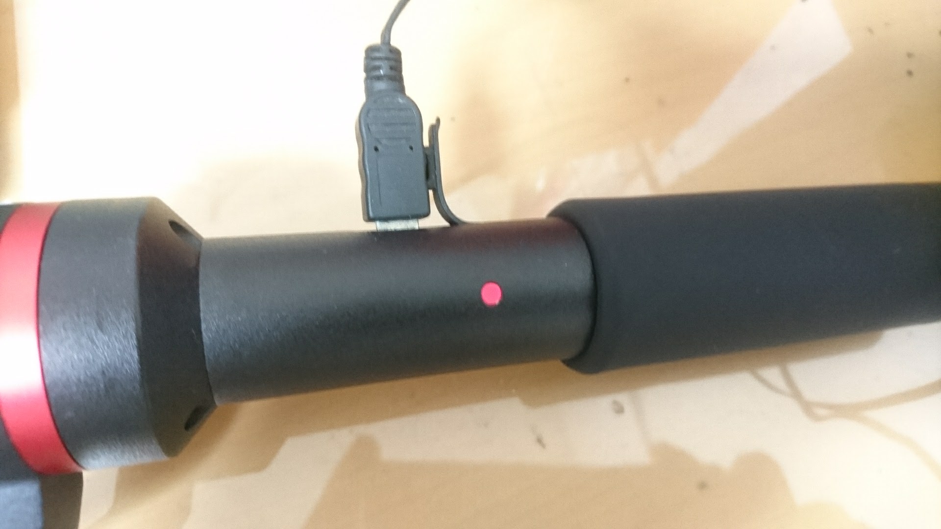 充電は USB Micro B 端子から